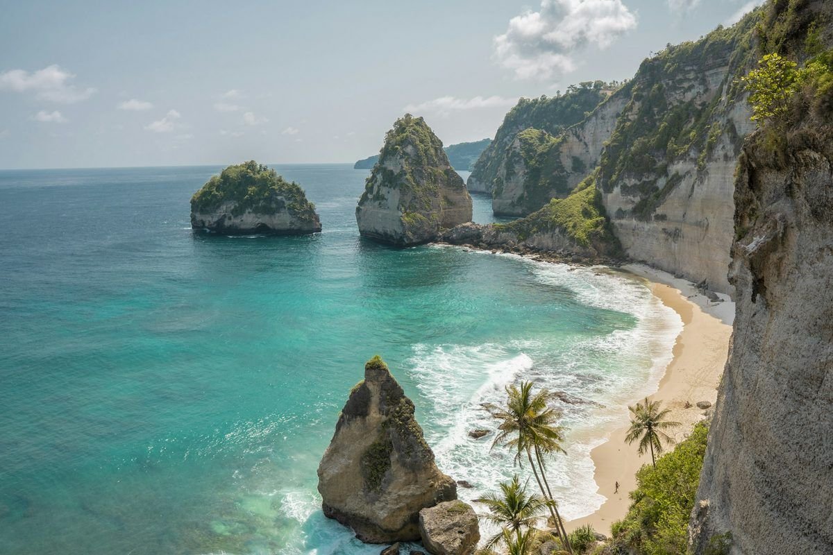Diamond Beach cliffs and turquoise water on Nusa Penida, Bali