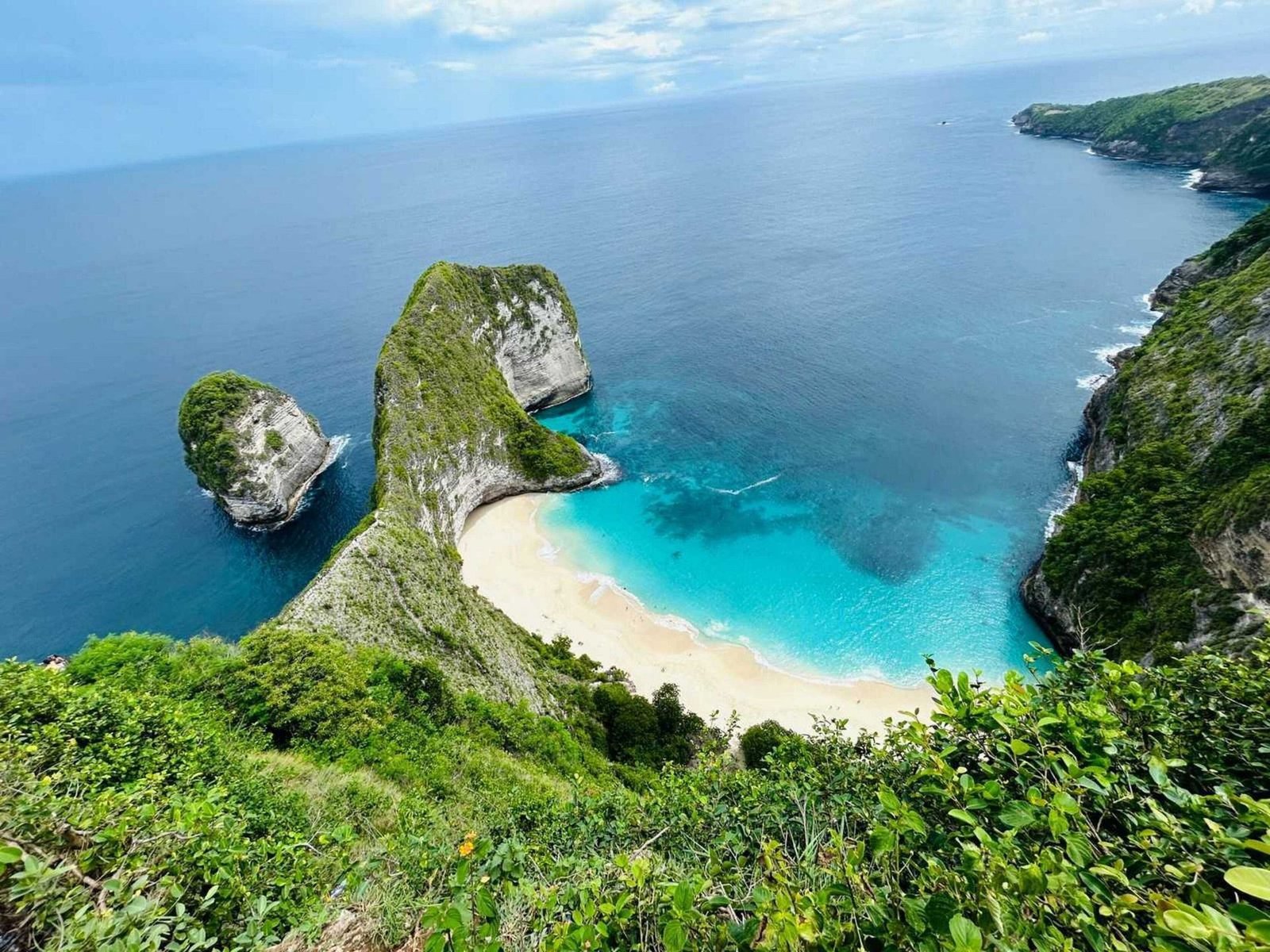 Kelingking Beach and its T-Rex shaped cliff above turquoise water, Nusa Penida, Bali